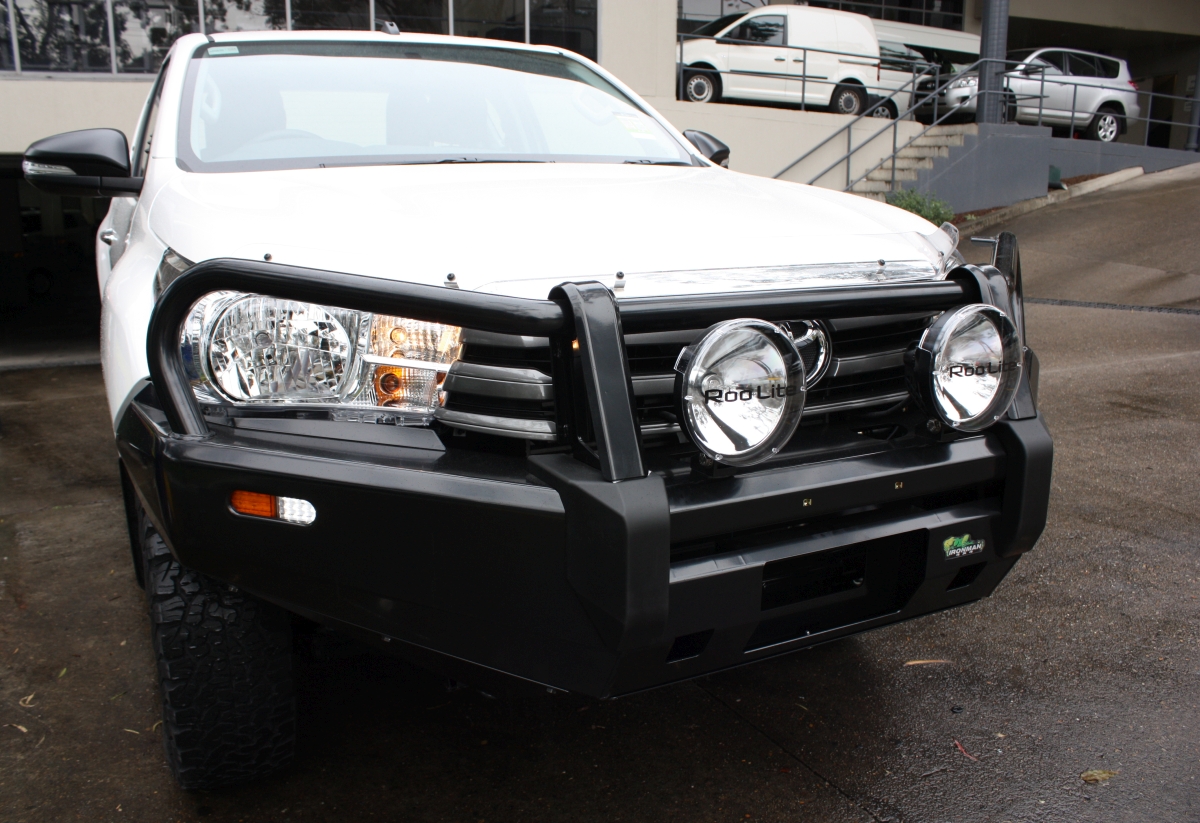 HiLux 2016 Roo Lite 180XP Driving Lights on Bullbar Creative