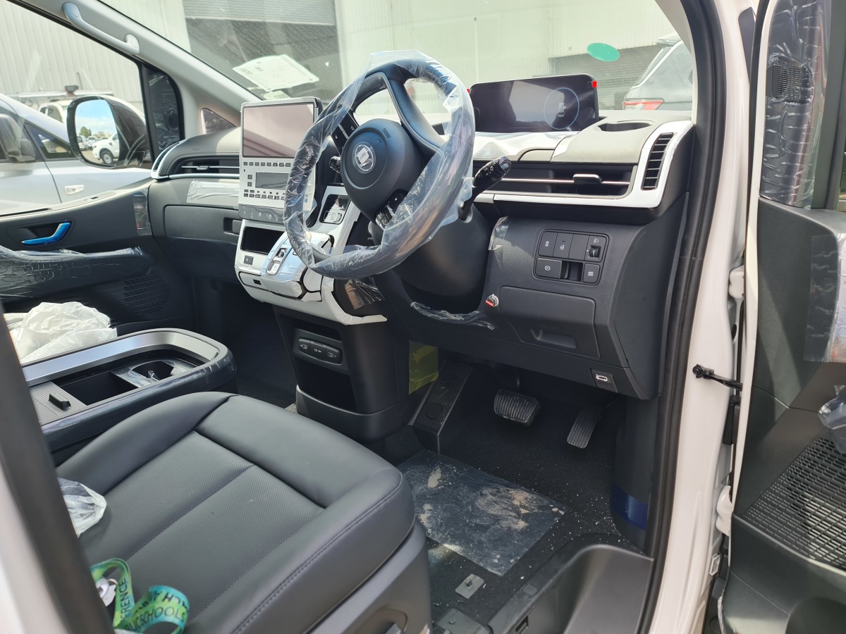 STARIA 2022 REDARC Electric Brake Controller Creative Installations