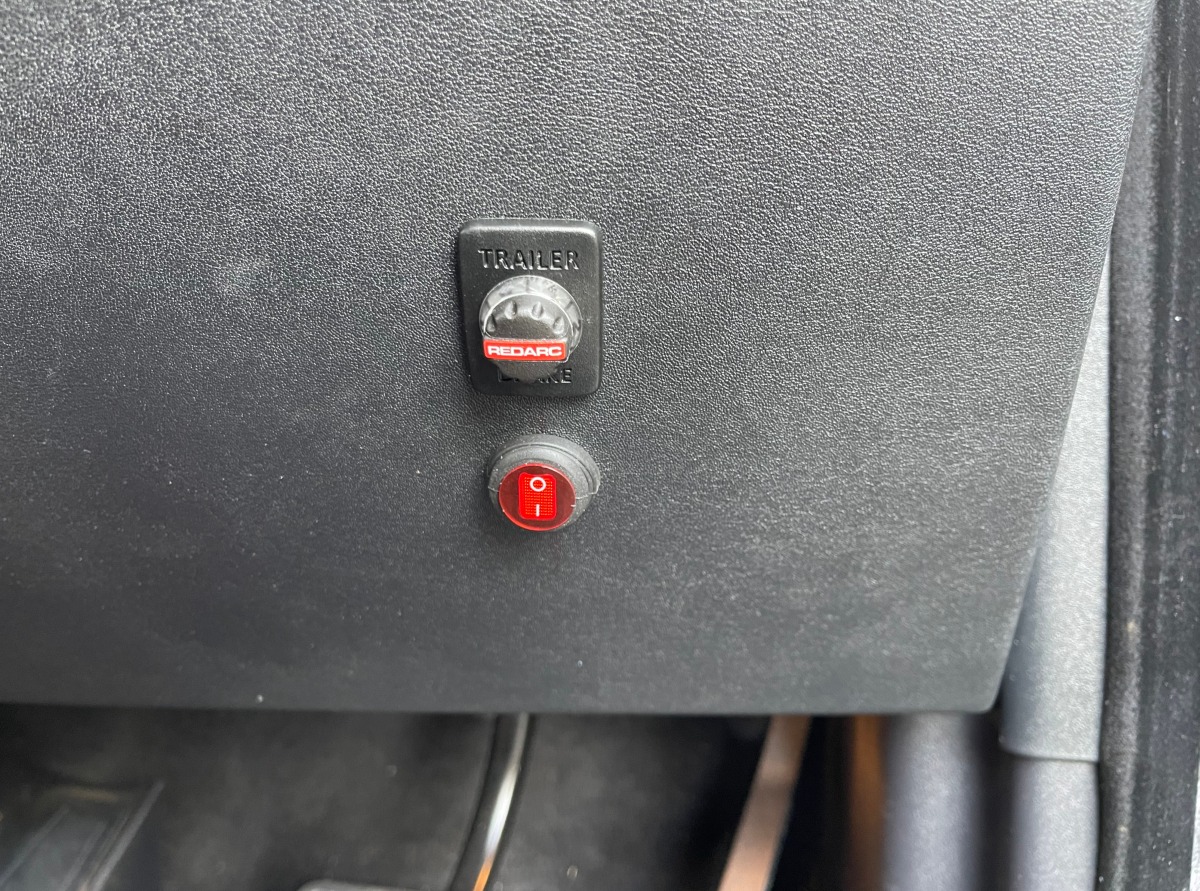 Discovery 2015 REDARC Electric Brake Controller Creative Installations