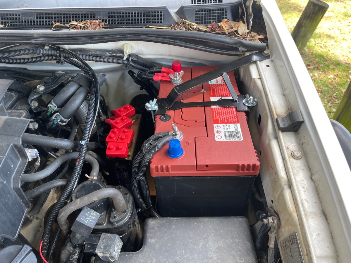 HiLux 2009 REDARC BCDC1225D Dual Battery System Creative Installations