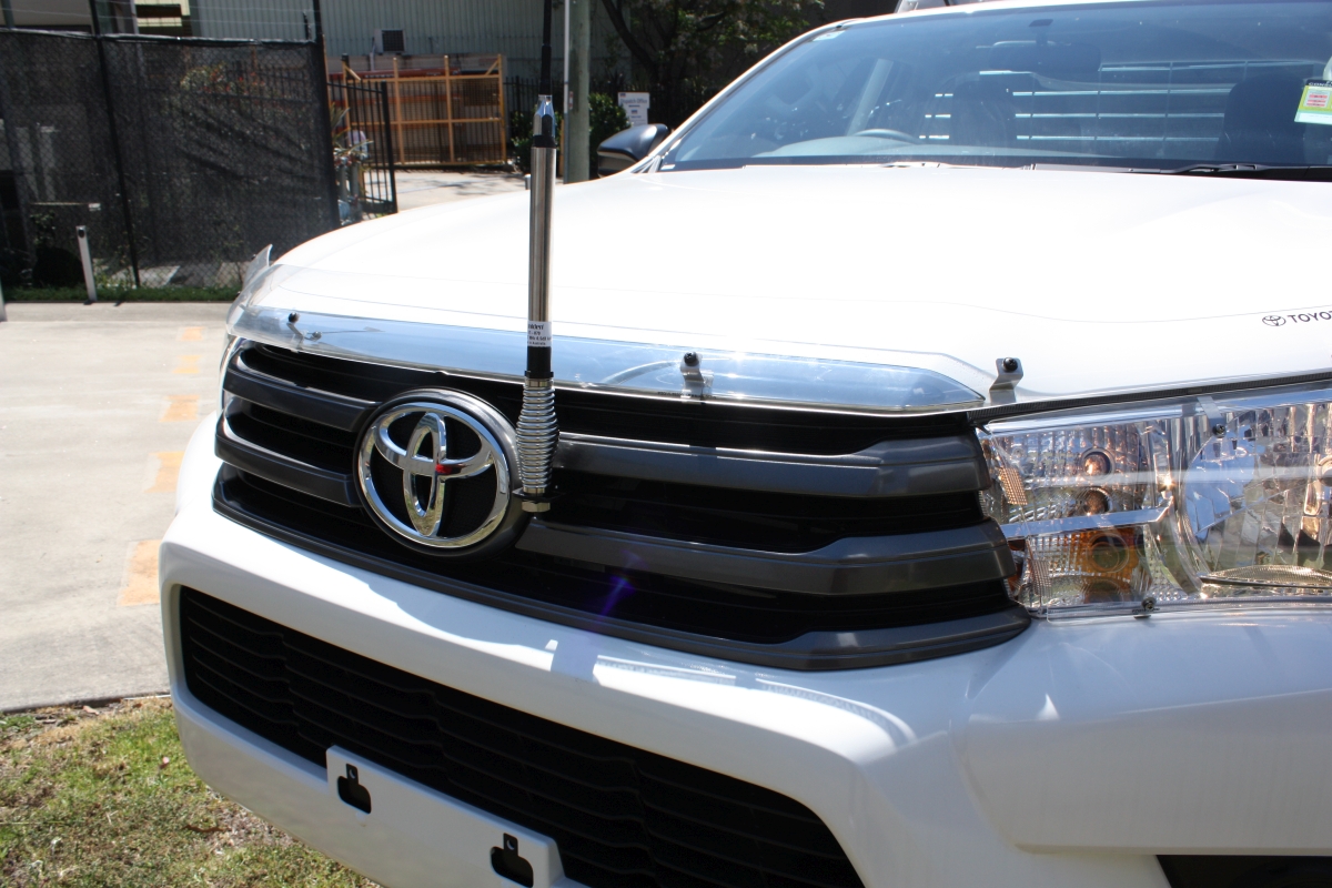 HiLux 2016 Uniden AT870 UHF Antenna Creative Installations
