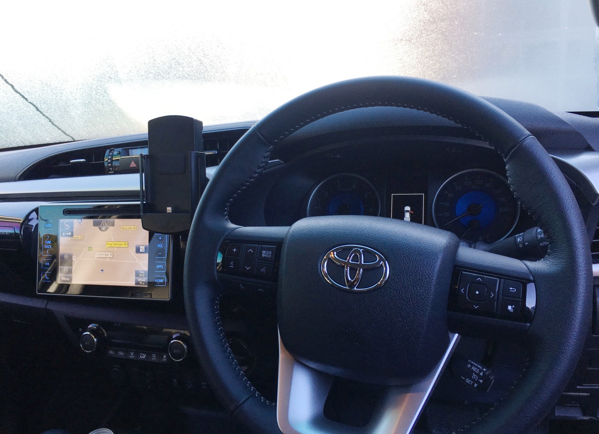 HiLux 2018 iPhone X Car Holder Creative Installations