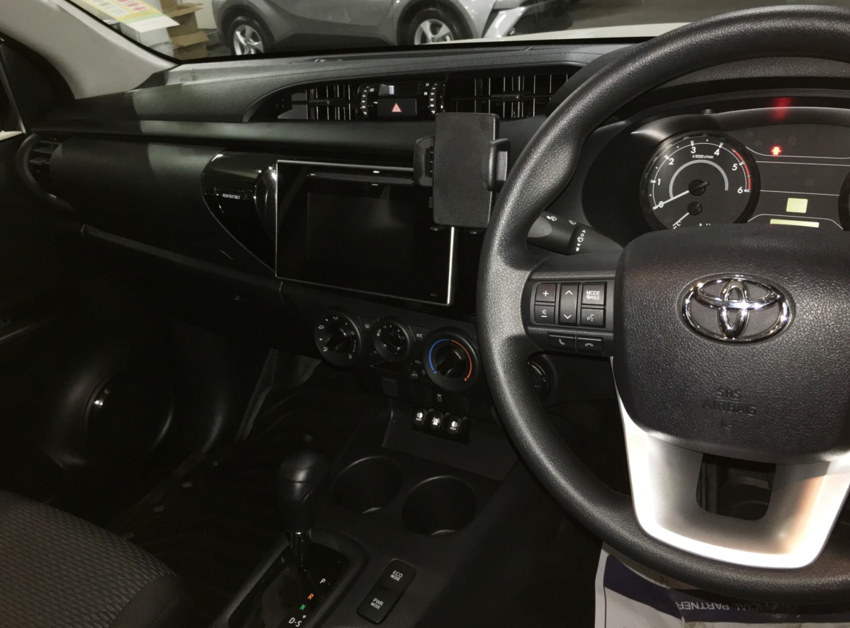 HiLux 2018 Universal Car Phone Holder Creative Installations