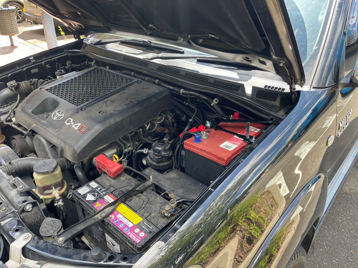 HiLux 2005 REDARC BCDC1220 Dual Battery System Creative Installations
