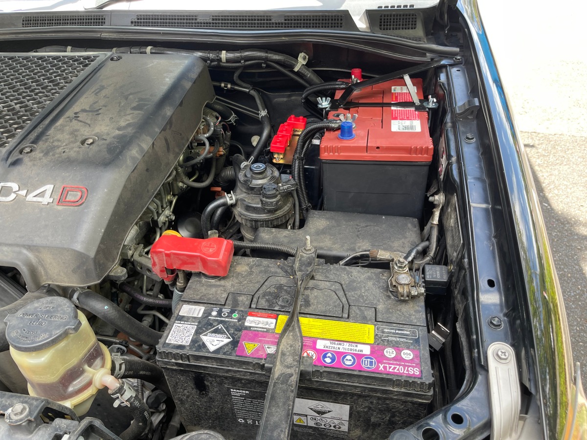 HiLux 2005 REDARC BCDC1220 Dual Battery System Creative Installations