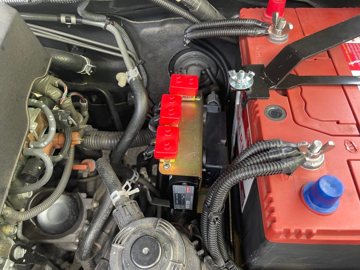 HiLux 2005 REDARC BCDC1220 Dual Battery System Creative Installations